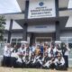 16 peserta pelatihan keterampilan menjahit di BLKK Ruhul Islam Ponpes Ruhul Islam Sialambue foto bersama dengan pengelola dan para tutor.(Waspada/Idaham Butar Butar)