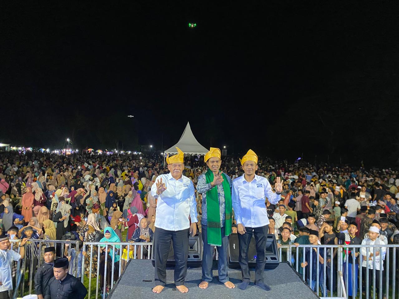 Ustadz Abdul Somad, Yusuf-Bayu pose 3 jari saat Tabligh Akbar Pilkada Damai Deliserdang Beradab yang dihadiri puluhan ribu jamaah. (Waspada/Edward Limbong).