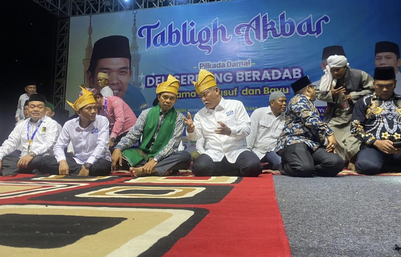 Dihadapan 20 Ribuan Jamaah, UAS Ungkap Dukungan Untuk Yusuf-Bayu Pilkada Deliserdang Ustadz Abdul Somad, saat berbincang dengan Calon Bupati Deliserdang HM Ali Yusuf Siregar. (Waspada/Edward Limbong)