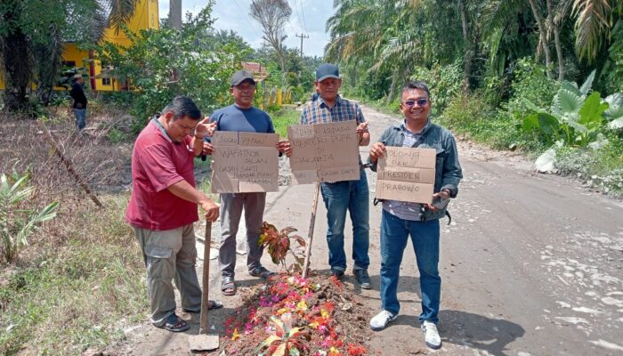 Protes Jalan Rusak, Masyarakat Buat Kuburan