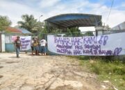 Abaikan SKB, Karyawan PT BDA Bentangkan Spanduk Dan Segel Pintu Gerbang
