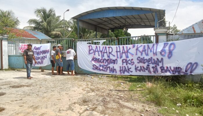 Abaikan SKB, Karyawan PT BDA Bentangkan Spanduk Dan Segel Pintu Gerbang