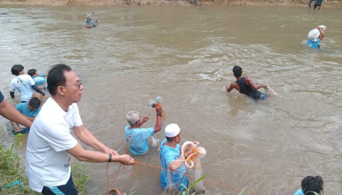 Bayo Panjala, Gus Irawan Jaring Ikan Di Sungai Batang Angkola
