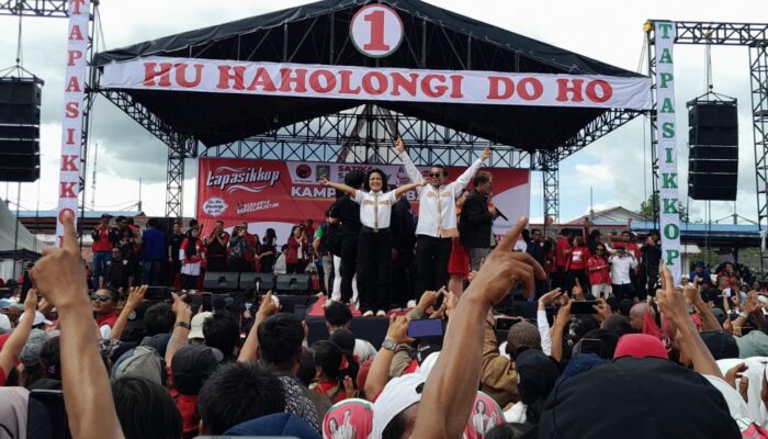 Adian Napitupulu Bakar Semangat Massa Kampanye Akbar Satika Simamora-Sarlandy Hutabarat