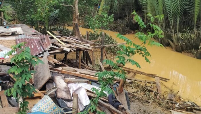 Rumah Keluarga Miskin Itu Ambruk, Dinsos Diminta Tak Menutup Mata