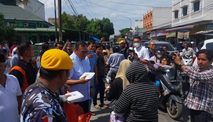 Saat Pembagian Nasi Gratis, Paslon Bupati Deliserdang Nomor Urut 02 Diserbu Warga