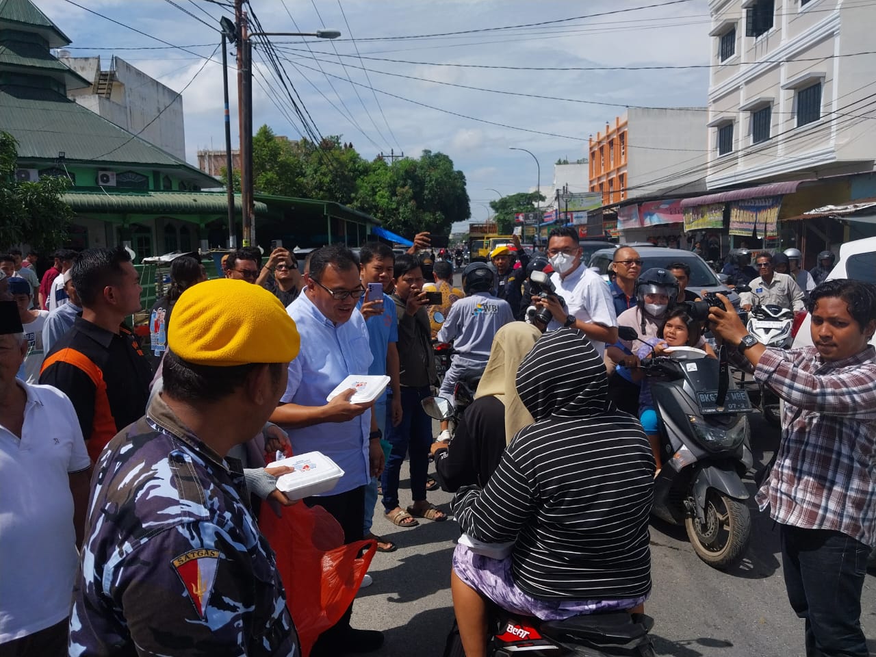 Saat Pembagian Nasi Gratis, Paslon Bupati Deliserdang Nomor Urut 02 Diserbu Warga