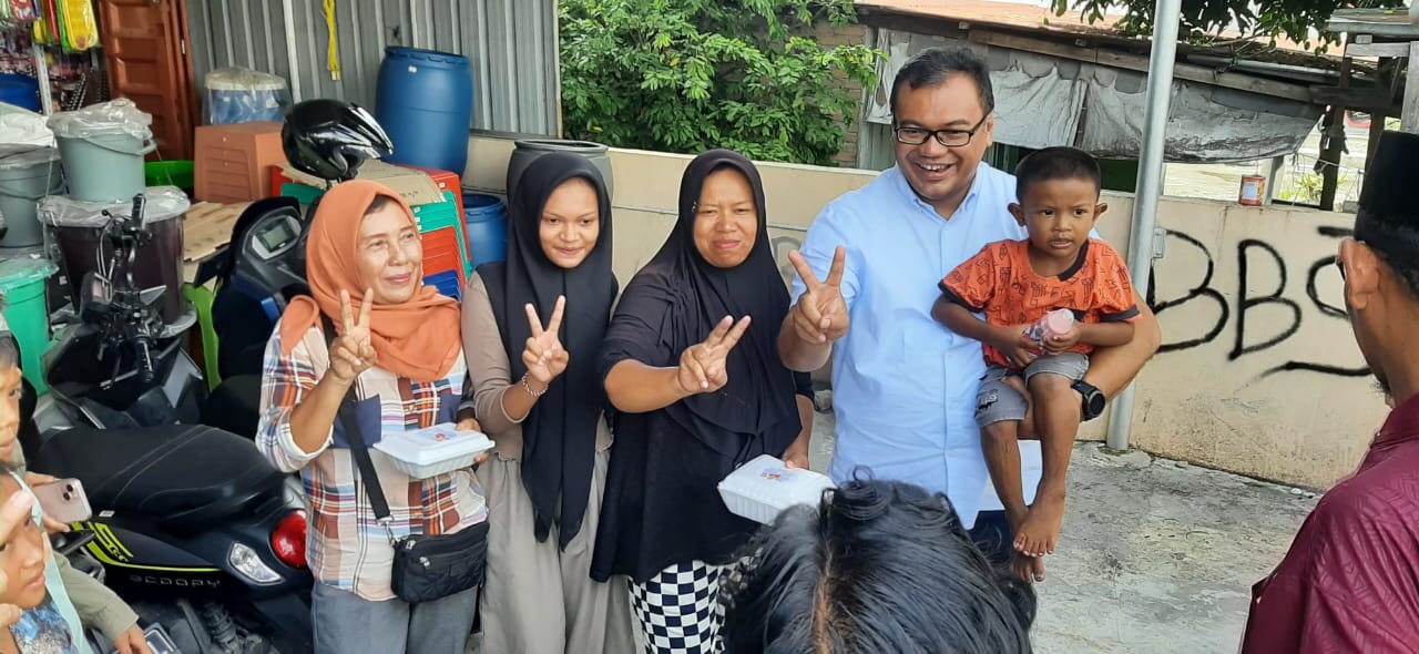 Saat Pembagian Nasi Gratis, Paslon Bupati Deliserdang Nomor Urut 02 Diserbu Warga
