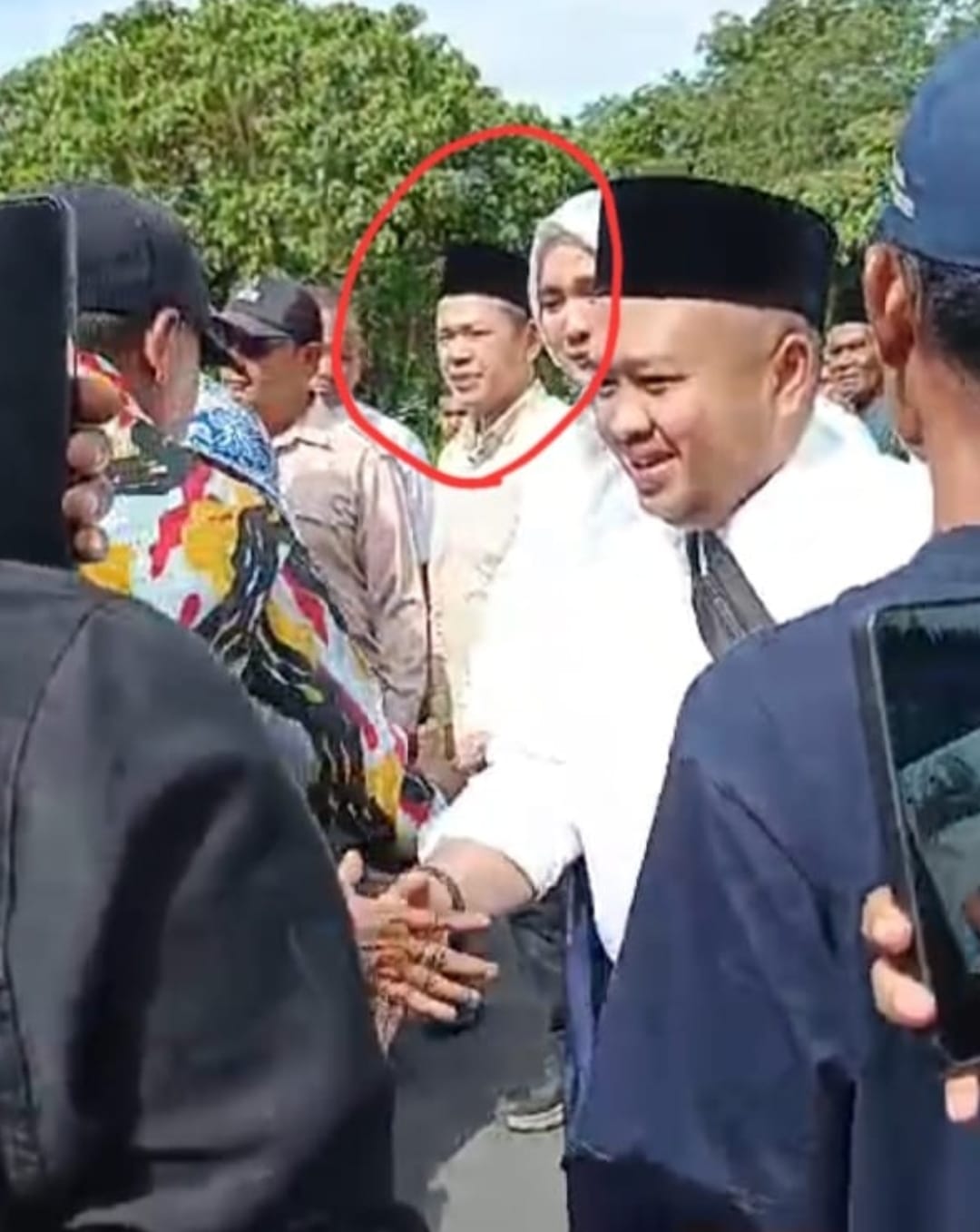 Direktur BUMD Tapsel Diduga Ikut Politik Praktis Pilkada, Fotonya Viral
