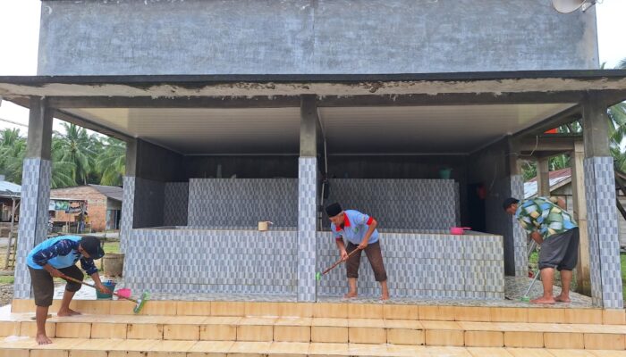 Jelang Hari Coblos, BKPRMI Aceh Timur Bersihkan Masjid