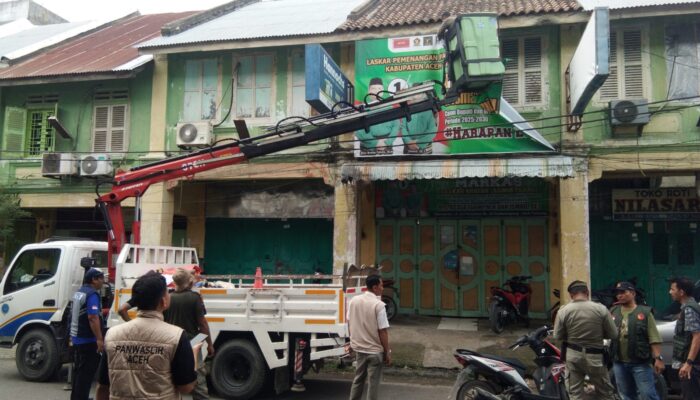 Memasuki Minggu Tenang, Panwaslih Aceh Tamiang Bersihkan APK