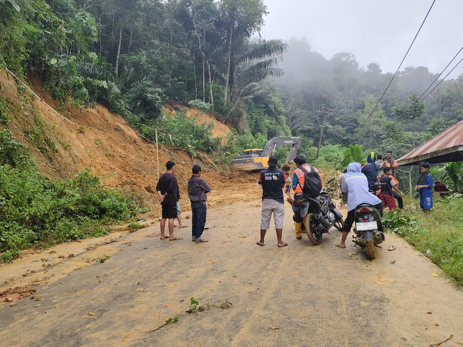 Akibat Longsor Akses Sempat Terputus, Sekarang Sudah Bisa Dilalui