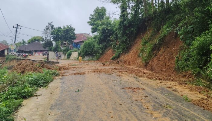 Akibat Longsor Akses Sempat Terputus, Sekarang Sudah Bisa Dilalui