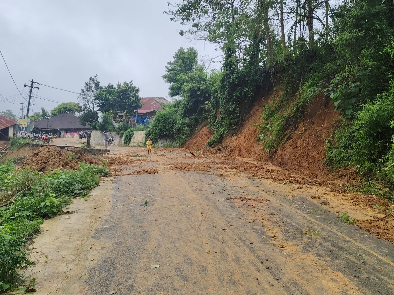 Akibat Longsor Akses Sempat Terputus, Sekarang Sudah Bisa Dilalui