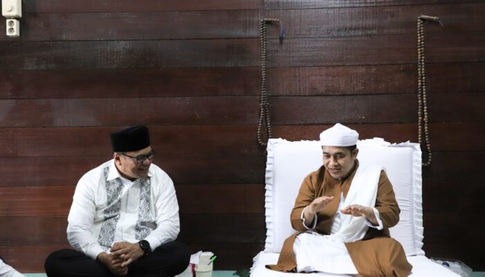 dr. Asri Ludin Tambunan Bersilaturahmi Dengan Tuan Guru Besilam