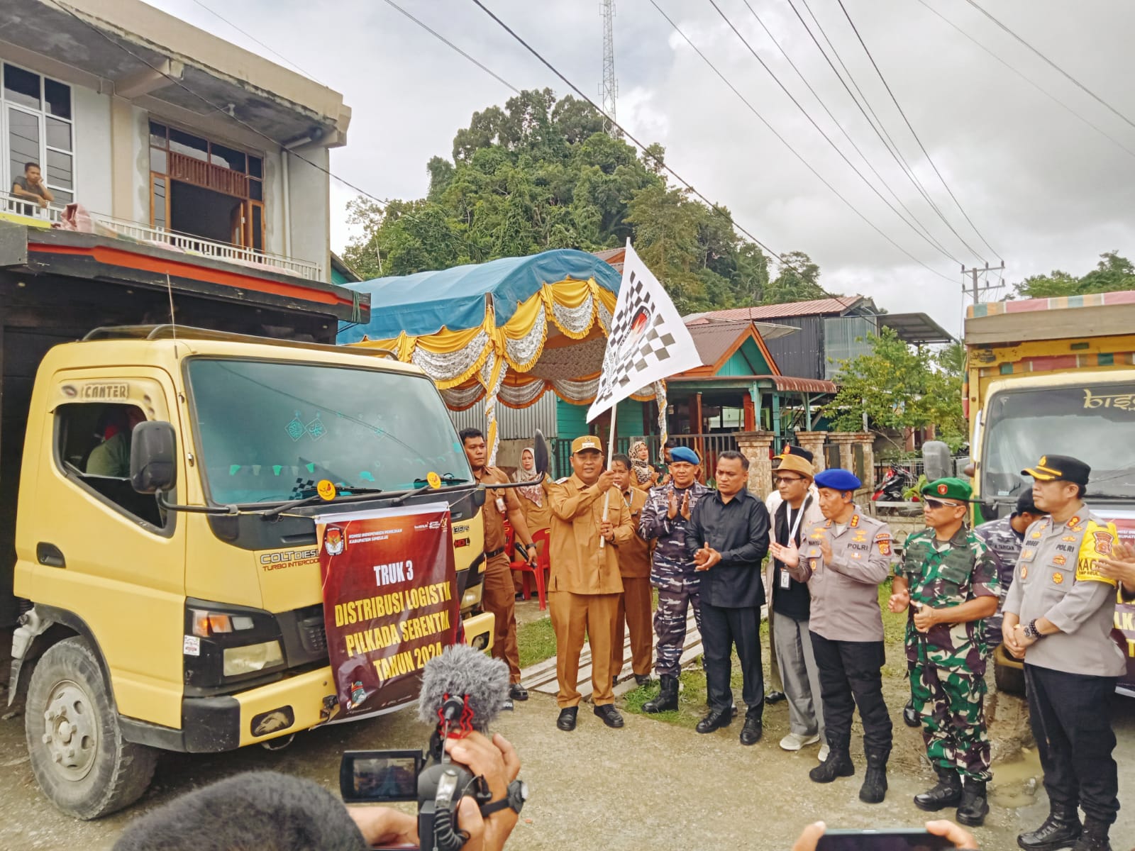 Reza Fahlevi Lepas Secara Simbolis Armada Logistik Pilkada Simeulue