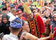 Bersama Belasan Ribu Guru Berbusana Adat Tradisional, Bobby Nasution Peringati HGN