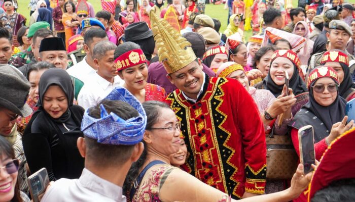 Bersama Belasan Ribu Guru Berbusana Adat Tradisional, Bobby Nasution Peringati HGN