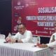 ANGGOTA Divisi SDM dan Litbang KPU Sumut, Robby Effendy Hutagalung, bersama Ketua PWI Sumut Farianda Sinik diacara sosialisasi peningkatan partisipasi pemilihan dalam penyelenggaraan Pilkada serentak Tahun 2024 di Cafe Sagar Medan, Senin (25/11). Waspada/Yuni Naibaho