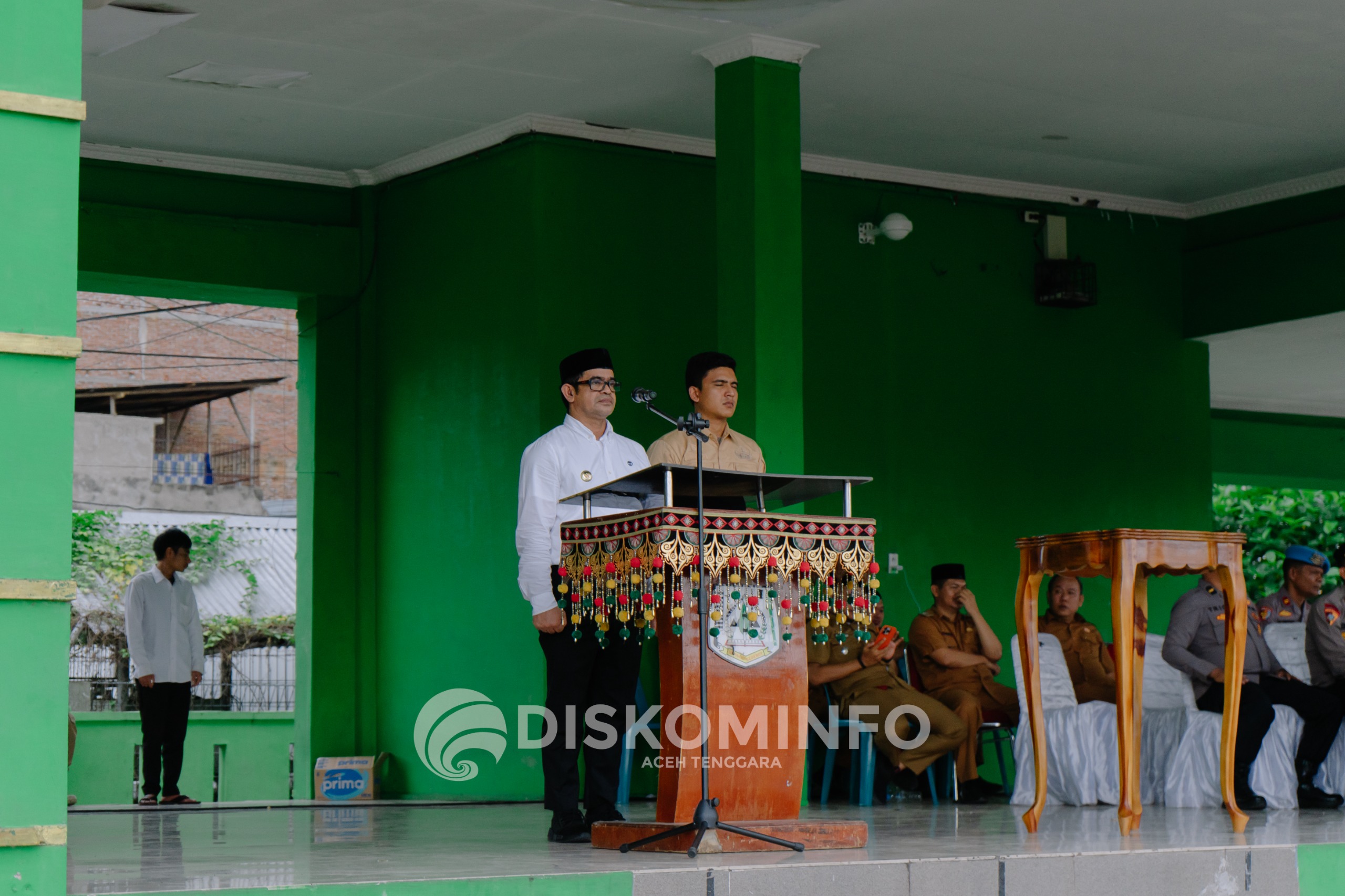 Pj Bupati Agara Serahkan Satlinmas PAM TPS