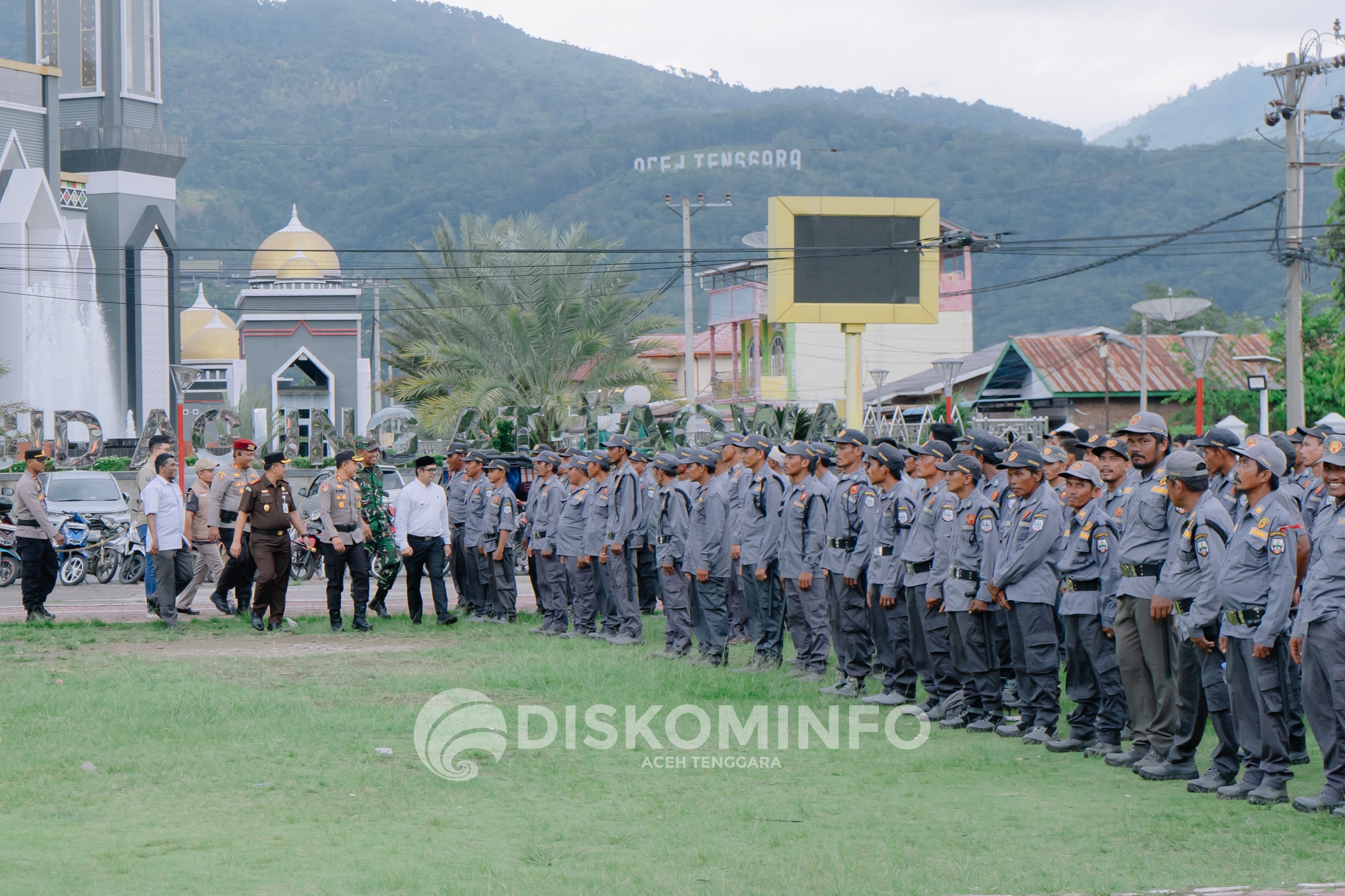 Pj Bupati Agara Serahkan Satlinmas PAM TPS