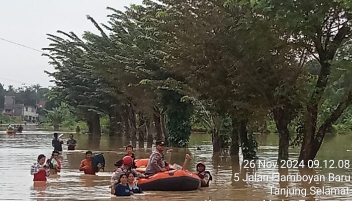 Ratusan Rumah Terendam Banjir, BPBD Medan Bantu Evakuasi Warga Kompleks De Flamboyan