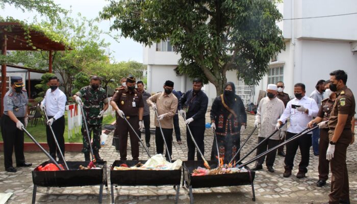 Pj Bupati Agara Bersama Unsur Forkopimda Musnahkan Barang Bukti Pidana
