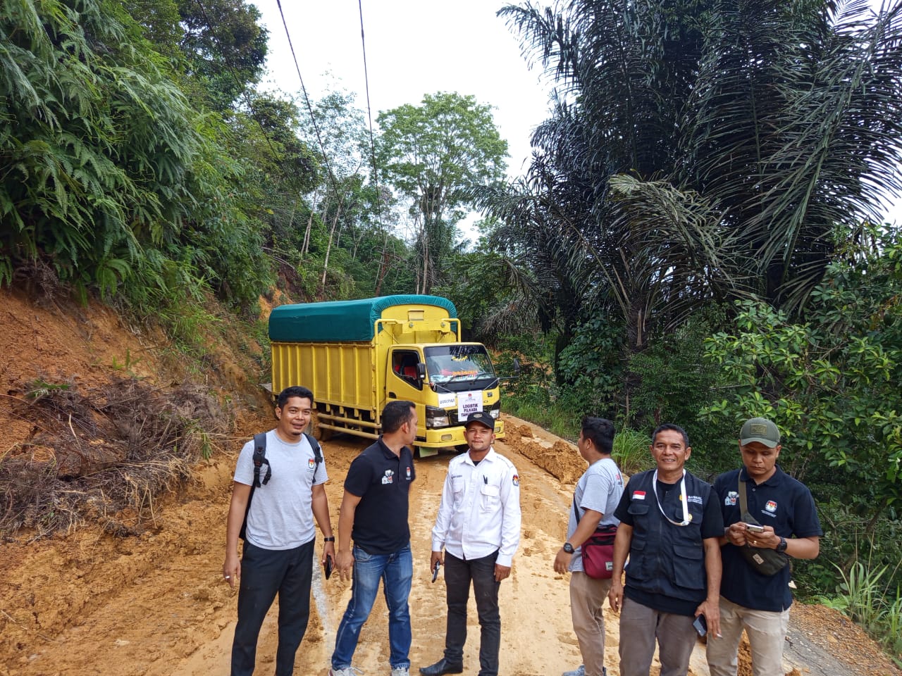 PPK Sosopan Bawa Logistik Menempuh Medan Yang Sulit