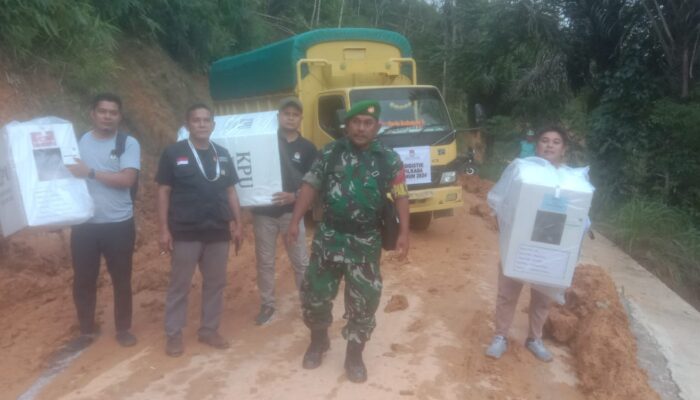 PPK Sosopan Bawa Logistik Menempuh Medan Yang Sulit