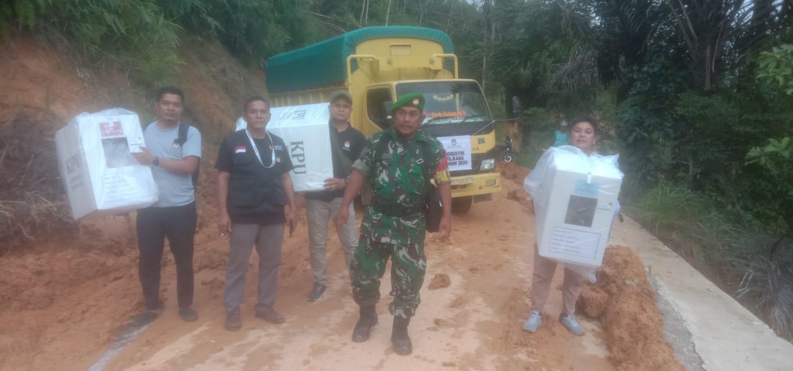 PPK Sosopan Bawa Logistik Menempuh Medan Yang Sulit