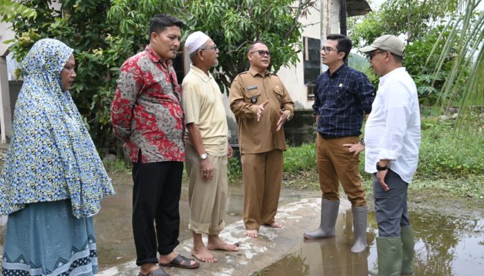 Ketua DPRK Tinjut Banjir Perumahan Tergenang Banjir Di Gampong Emperom