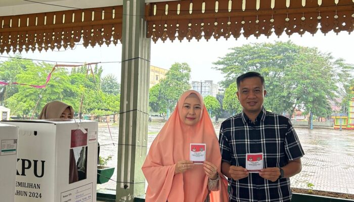 Moettaqien dan Istri Nyoblos Di TPS 01 Rambung