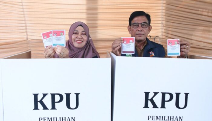 Plt Sekda Aceh Salurkan Hak Suara Di TPS 1 Ie Masen Kayee Adang
