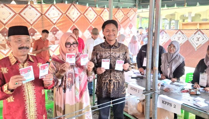 H Sarjani Nyoblos Di TPS Tong Peria Didampingi Istri Dan Tim Pemenangan