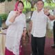 CALON Bupati Deliserdang nomor urut 3, HM Ali Yusuf Siregar, istri Hj. Sri Pepeni memperlihatkan jari tanda sudah memberi hak pilihnya. Waspada/ist