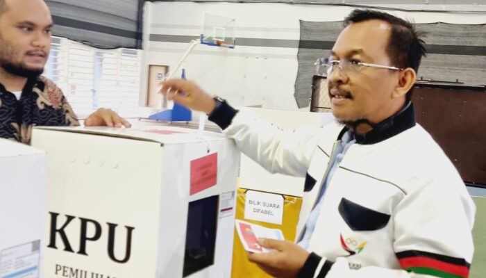 Diguyur Hujan, Ilyas Sitorus Tetap Antusias Gunakan Hak Pilih di TPS 3 Komplek Inalum Tg Gading