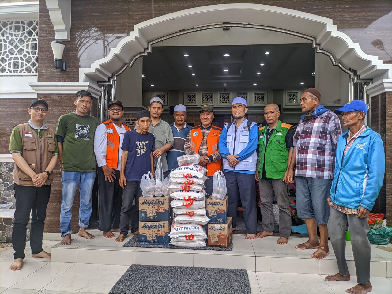 Baznas Tanggap Bencana Serahkan Bantuan Untuk Warga Terdampak Banjir