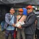 ANGGOTA DPRD Sumut Ahmad Darwis (dua kanan) menyerahkan bantuan kepada warga terdampak banjir. Waspada/Ist