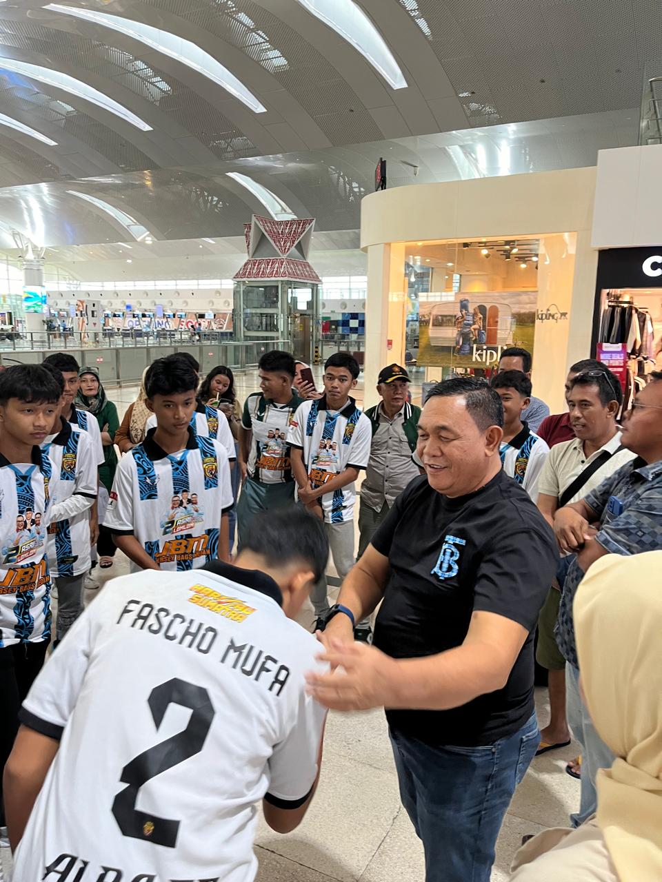 M Dahnil Ginting Lepas Atlet Futsal Wakili Sumut Ke Tingkat Nasional M Dahnil Ginting Lepas Atlet Futsal Wakili Sumut Ke Tingkat Nasional