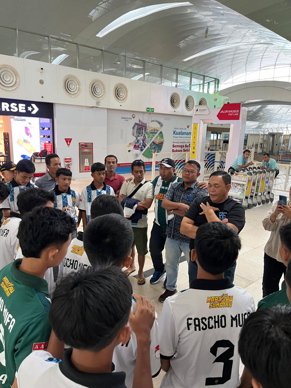 M Dahnil Ginting Lepas Atlet Futsal Wakili Sumut Ke Tingkat Nasional M Dahnil Ginting Lepas Atlet Futsal Wakili Sumut Ke Tingkat Nasional