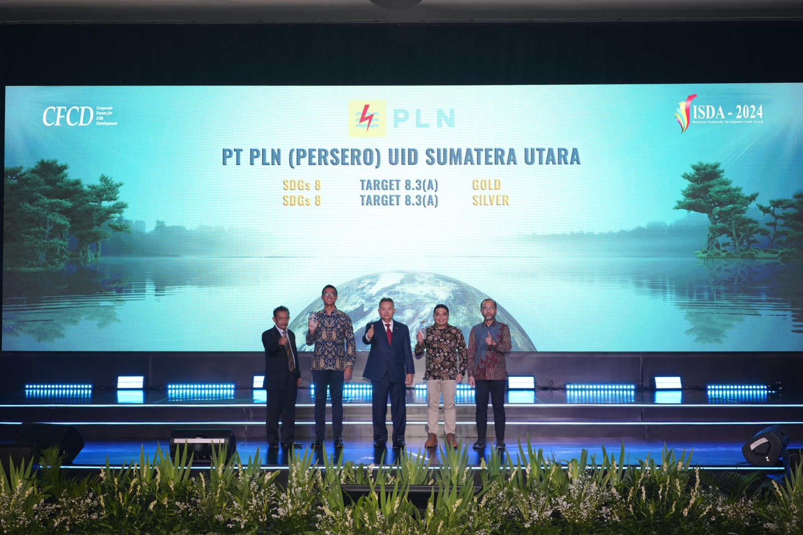 Penerimaan Penghargaan Gold dan Silver PLN UID Sumatera Utara yang diterima langsung oleh Manager Komunikasi dan TJSL (dua dari kanan).