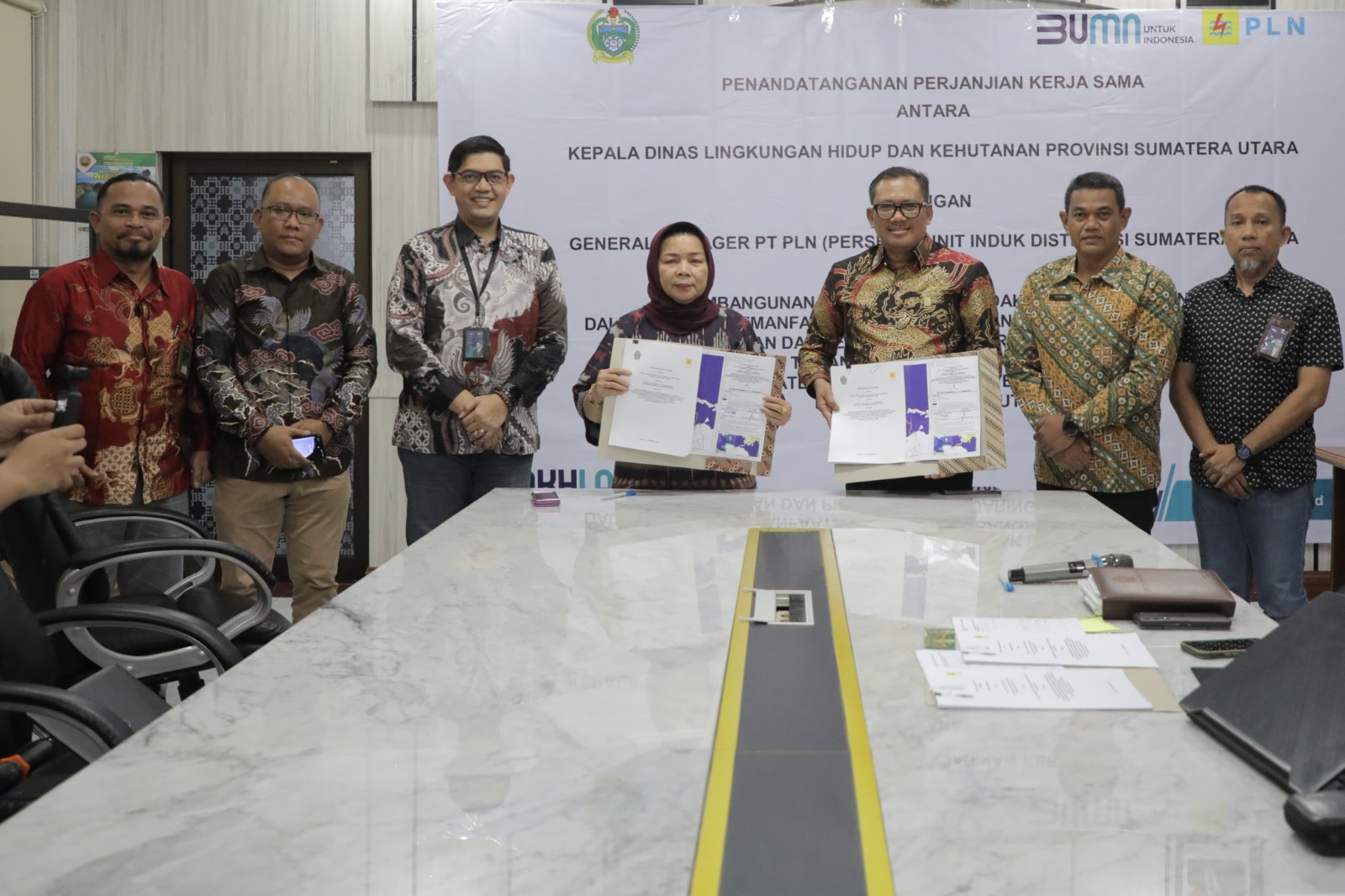 Foto Bersama PLN UID Sumatera Utara dengan Dinas Lingkungan Hidup Sumatera Utara. GM PLN UIDSU, Agus Kuswardoyo (tiga dari kanan) Kadis LHK Sumut, Ir. Yuliani Siregar (tengah).