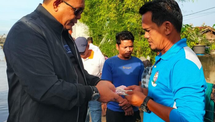 M Dahnil Ginting Bantu Uang Tunai Dan Sembako Korban Banjir