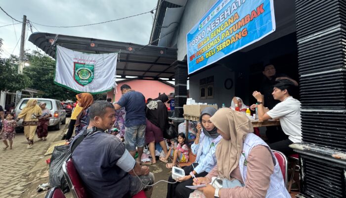 Tim Bantuan Medis FK UISU Bantu Obat-obatan Korban Banjir Villa Patumbak Permai