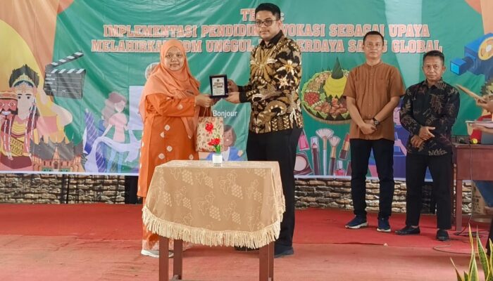 SMK Isrtiqlal Delitua dan SMK Tengku Mahkota Jojor Malaysia Jalin Kerjasama