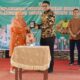 Wakil Ketua Yayasan Perguruan Istiqlal Delitua Muhammad Fatih Suhadi, S.Th.I., S.S., M.S menyerahkan plakat kepada kepala SMA Tengku Mahkota Muar, Johor, Malaysia saat berkunjung ke Yayasan Pendidikan istiqlal Delitua, Sabtu (2/11).Waspada/Ist