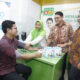 AOP SIAP PENUHI HARAPAN PEMERINTAH : Direktur Astra Otoparts Prihatanto Agung Lesmono (kedua kanan) bersama Direktur PT. Ka Dua Empat Gesit Kuntadi (kanan) menyaksikan penggunaan OMO PRECISIO TENSIMETER TB-241, tensimeter digital bahasa indonesia yang berfungsi untuk mengecek tekanan darah tanpa harus memompa secara manual, Senin 25/11/2024) di Apotek K24 Cikajang Jakarta Selatan.
