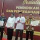 MALIM Sabar Pardosi (kanan) menyerahkan sertifikat kepada Khalidin, bersama tiga narasumber lain disaksikan Ketua KIP, Asmiadi, SKM, MM (kiri). Waspada/Ist
