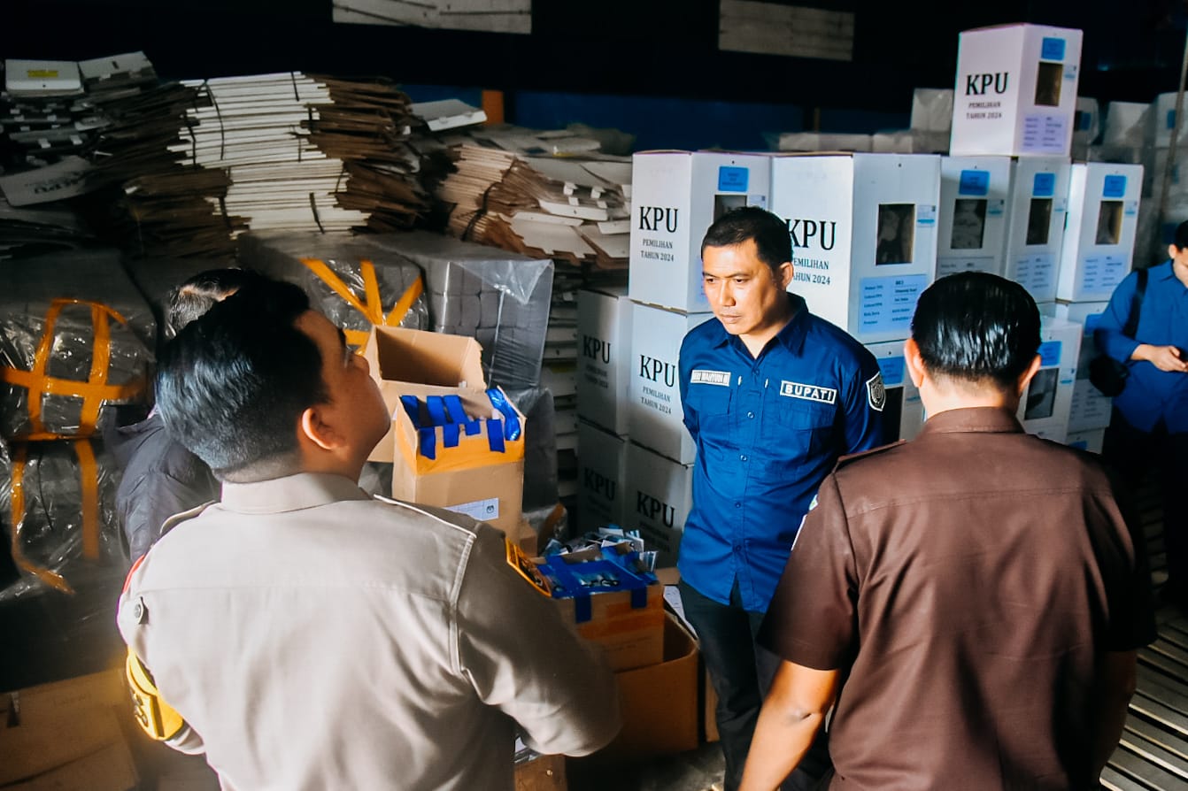Pj Bupati Batubara H. Heri Wahyudi Marpaung, S. STP M.AP didampingi Forkopimda dan Ketua KPU, Erwin mengunjungi gudang logistik KPU di Jalinsum Desa Sumber Padi, Limapuluh. Waspada/Ist