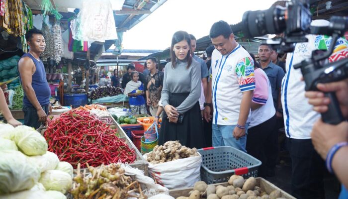 Gandeng Istri, Bobby Nasution Tinjau Dan Berbelanja Di Pasar Gunungsitoli